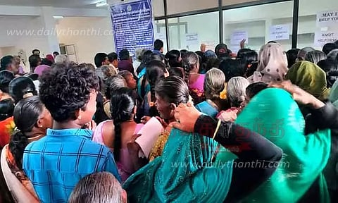 மகளிர் உரிமை தொகை கேட்டு தாலுகா அலுவலகத்தில் குவிந்த பெண்கள்