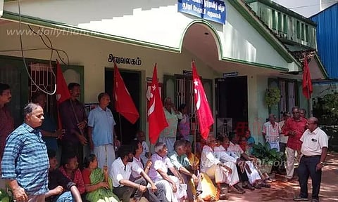 மார்க்சிஸ்ட் கம்யூனிஸ்டு கட்சியினர் காத்திருப்பு போராட்டம்