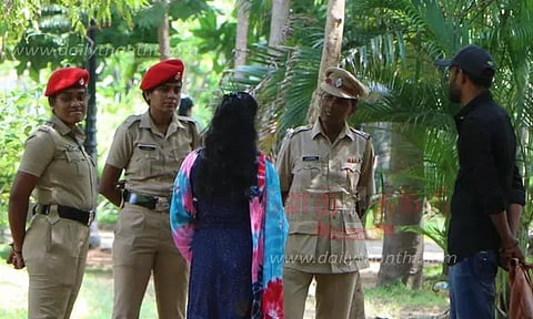 பாரதி பூங்காவில் அத்துமீறிய காதலர்களை எச்சரித்த போலீசார்