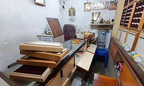 நகைக்கடையின் பூட்டை உடைத்து 1½ கிலோ வெள்ளி பொருட்கள் கொள்ளை