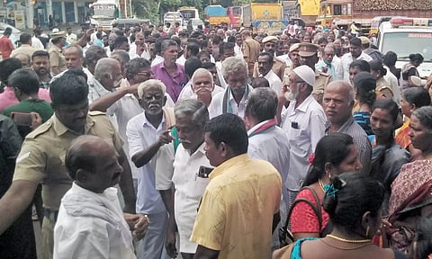 சூறையாடியவர்களை கைது செய்யக்கோரி கலெக்டர் அலுவலகத்தை பொதுமக்கள் முற்றுகை