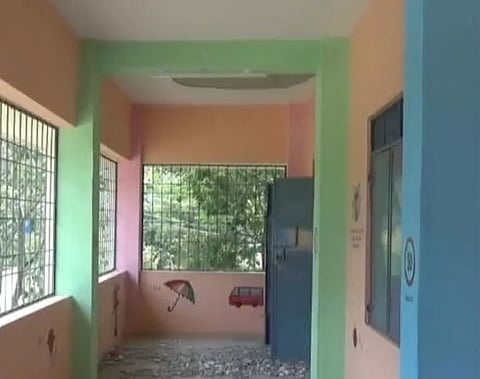 ஓசூர் அருகேஅரசு பள்ளியின் மேற்கூரை சிமெண்டு பூச்சு பெயர்ந்து விழுந்ததால் பரபரப்பு