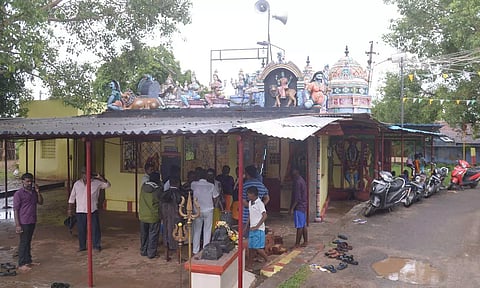 நவராத்திரி பூஜையில் அம்மனுக்கு அணிவித்த நகைகள் திருட்டு