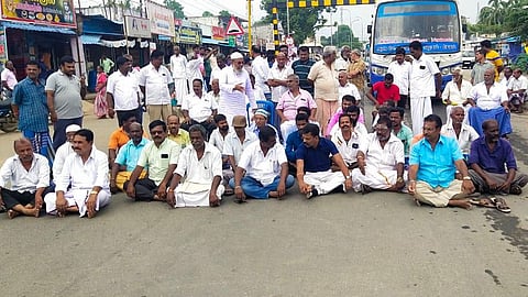 சாமல்பட்டி ரெயில்வே தரைப்பாலத்தில் தேங்கும் தண்ணீரை வெளியேற்றகோரி பொதுமக்கள் சாலை மறியல்