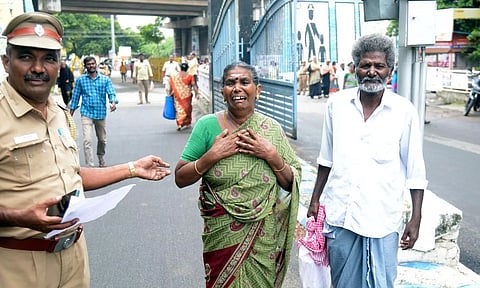 தீக்குளிக்க மண்எண்ணெய் பாட்டிலுடன் வந்த வயதான தம்பதி