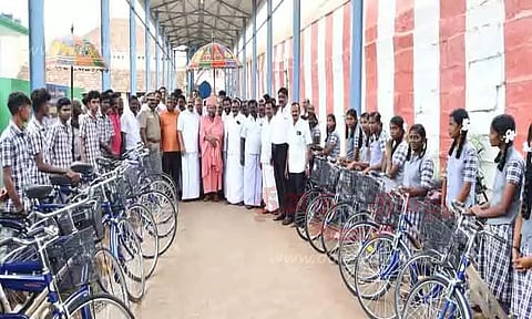 மாணவர்களின் உடல்நலத்தை பாதுகாத்திட விலையில்லா சைக்கிள்கள்