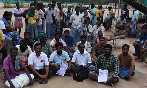 மணல் சேமிப்பு கிடங்கை மாட்டு வண்டி தொழிலாளர்கள் முற்றுகை