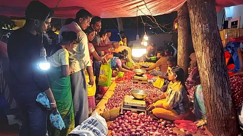 வாரச்சந்தையில் அலைமோதிய பொதுமக்கள்