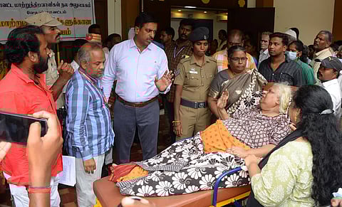 வீட்டுமனைகளை ஏமாற்றி வாங்கிய மகள் மீது நடவடிக்கை எடுக்க வேண்டும்