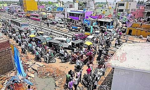 போக்குவரத்து நெரிசலால் திணறும் காமசமுத்திரம் ரெயில்வே கேட்