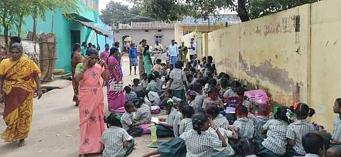 மாணவர்களை தெருவில் அமரவைத்து பெற்றோர் போராட்டம்