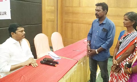 கல் உடைக்கும் தொழிலாளர்களுக்கு மருத்துவ பரிசோதனைக்கு நடமாடும் ஆம்புலன்ஸ் திட்டம்