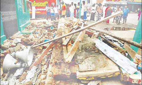 சமுதாய நலக்கூடம் இடிந்து 3 வாலிபர்கள் பலி