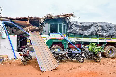 அலுவலகத்திற்குள் புகுந்த லாரி