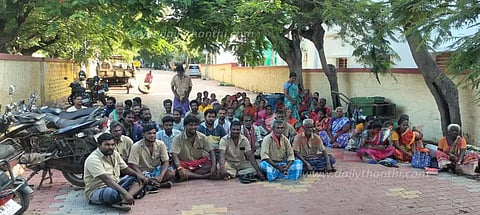 ஒப்பந்த துப்புரவு தொழிலாளர்கள் தர்ணா போராட்டம்