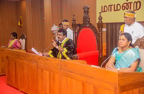 கவுன்சிலர்கள் பேசி கொண்டிருந்த போதே கூட்டத்தை முடித்த மேயர்