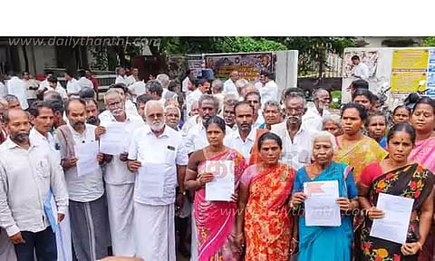 மேலூர் அருகே கிரானைட் குவாரிகளை அனுமதிக்க கூடாது -கலெக்டரிடம் கிராம மக்கள் மனு