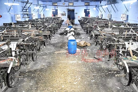 ரயான் துணி உற்பத்தி பாதிப்பு:விசைத்தறிகள் நிறுத்தப்பட்டதால் தொழிலாளர்கள் வேலை இழப்பு