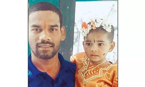 ஜாமீனில் வந்த தொழிலாளி மகளுடன் குளத்தில் குதித்து தற்கொலை