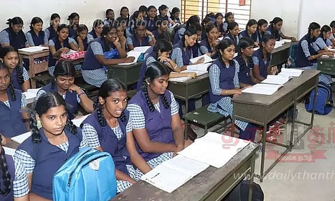 பள்ளி மாணவர்களுக்கு உயர்கல்வி நுழைவுத் தேர்வுகள் குறித்த தகவல்களை வழங்க ஆசிரியர்களுக்கு பள்ளிக்கல்வித்துறை உத்தரவு