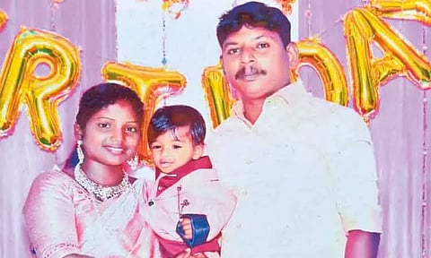 கோவளம் அருகே மோட்டார் சைக்கிள் மீது கார் மோதி ஒரே குடும்பத்தை சேர்ந்த 3 பேர் பலி