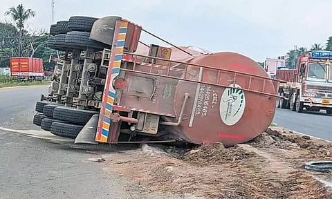 நிலக்கரி ஏற்றிச் சென்ற லாரி கவிழ்ந்து விபத்து