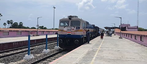 90 கி.மீ. வேகத்தில் அதிவிரைவு ரெயிலை இயக்கி சோதனை ஓட்டம்