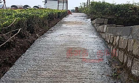 மலை கிராமத்தில் சிமெண்ட் பாதை அமைப்பு