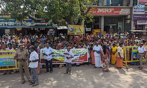 இலவச வீட்டுமனை பட்டா கேட்டு மனு கொடுக்கும் போராட்டம்