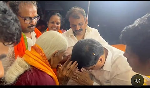 பாப்பம்மாள் பாட்டியிடம் ஆசி பெற்ற மத்திய மந்திரி பியூஸ்கோயல்