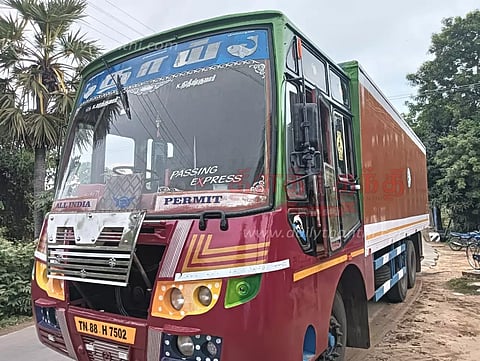 மீன் கழிவுநீரை சாலையில்கொட்டிச்சென்ற லாரி சிறைபிடிப்பு