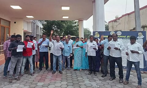 கிராம நிர்வாக அலுவலர்கள் ஆர்ப்பாட்டம்