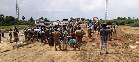 புறவழிச்சாலை விரிவாக்க பணியை தடுத்து நிறுத்தி கிராம மக்கள் போராட்டம்