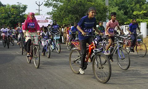 பள்ளி மாணவ-மாணவிகளுக்கு சைக்கிள் போட்டி