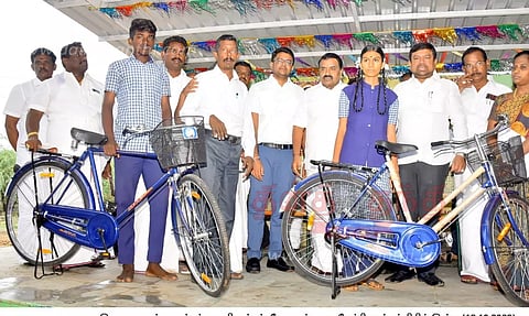 மாணவ-மாணவிகளுக்கு விலையில்லா சைக்கிள்