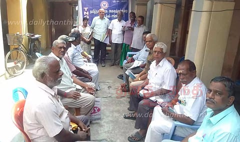 ஓய்வூதியர் சங்கம் சார்பில் கையெழுத்து இயக்கம்