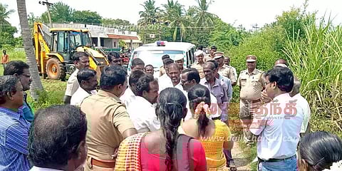 இறந்தவர் உடலை விவசாய நிலம் வழியாக எடுத்துச் செல்ல எதிர்ப்பு-வாக்குவாதம்