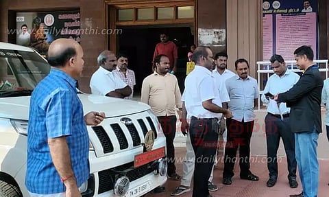 கலெக்டர் அலுவலகத்தில் 2 கார்கள் ஜப்தி