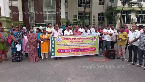 அரசு ஊழியர் சங்கத்தினர் ஆர்ப்பாட்டம்