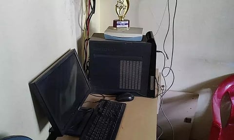 செல்போன் கோபுரத்தில் மின்னல் தாக்கியது: வங்கியில் 5 கம்ப்யூட்டர் வெடித்து சேதமானதால் ஊழியர்கள் அச்சம்