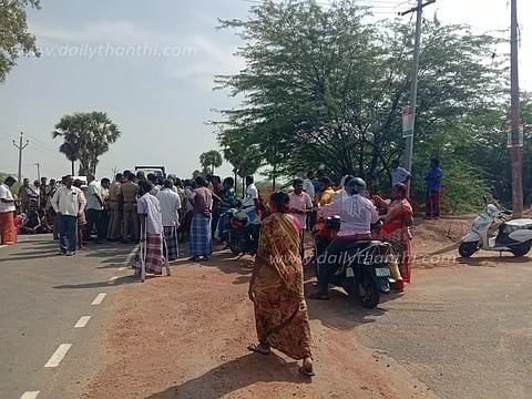 புதிய பள்ளிக்கட்டிடம் கேட்டு பொதுமக்கள் சாலைமறியல்