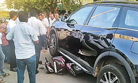 சென்னை தலைமைச் செயலகத்தில் ஸ்கூட்டர் மீது கார் மோதிய விபத்தில் பெண் உடற்பயிற்சியாளர் காயம்