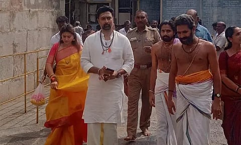 விரிஞ்சிபுரம் மார்க்கபந்தீஸ்வரர் கோவிலில் நடிகை சினேகா சாமி தரிசனம்