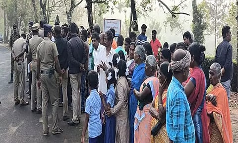 காட்டு யானை தாக்கி தொழிலாளி படுகாயம்