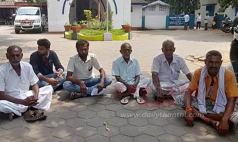 இழப்பீடு கேட்டு விவசாயிகள் போராட்டம்