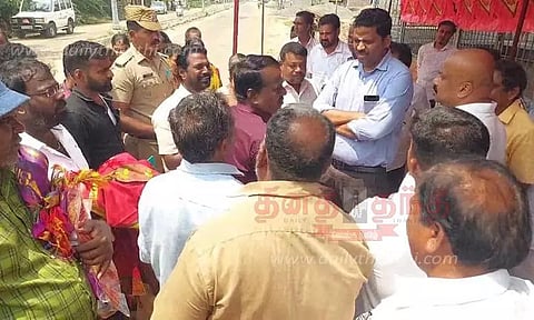 அரசு விழாவில் பங்கேற்ற எம்.எல்.ஏ., கலெக்டரை கிராம மக்கள் முற்றுகை