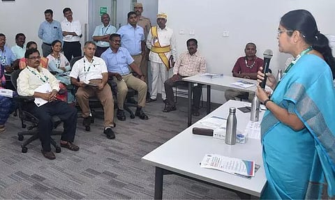 1,325 அரசு பள்ளிகளை மேம்படுத்த நிதி அளிக்கலாம்