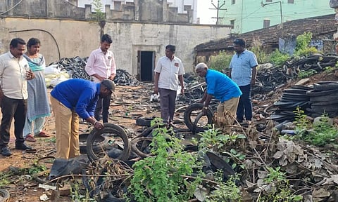 திறந்தவெளியில் கிடந்த 4 டன் டயர்கள் பறிமுதல்