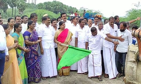 உருளைகுடி ஊராட்சியில் ரூ.6¼ கோடியில் உயர்மட்ட பாலம் கட்டுமான பணியை அமைச்சர் கீதாஜீவன் தொடங்கி வைத்தார்