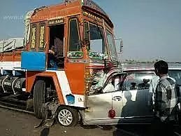 டயர் வெடித்து நிலைதடுமாறி ஓடிய லாரி கார் மீது மோதி பெண் பலி